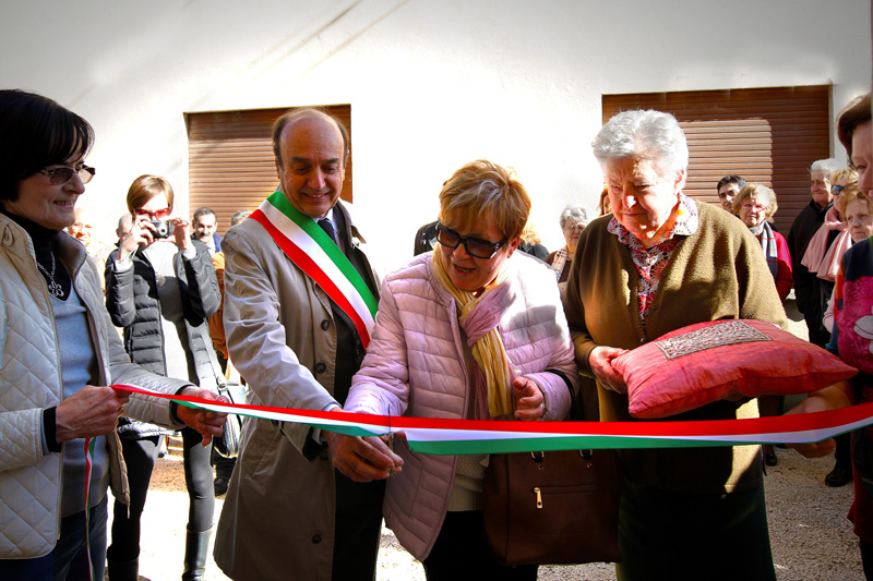 Inaugurazione sala via Filandone taglio del nastro presidente Auser Forlì e sindaco di Modigliana